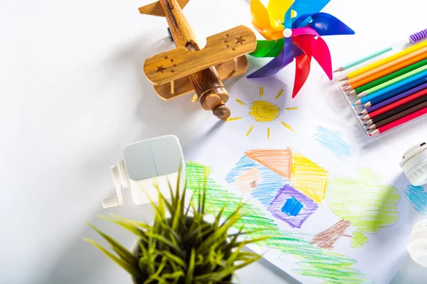 Çocuk Rengarenk Manzara Çizimi Beyaz Kağıda Hayalim Anaokulu Öğrencisi Masa — Stok fotoğraf