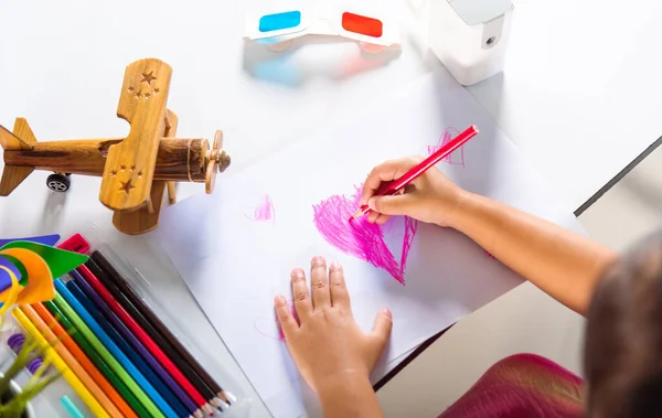 Asiático Bonito Criança Pré Escolar Sorrindo Desenhar Corações Criativos Amor — Fotografia de Stock