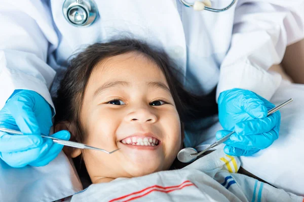 Tandläkarundersökning Läkaren Undersöker Munhålan Hos Små Barn Använder Munspegel För — Stockfoto