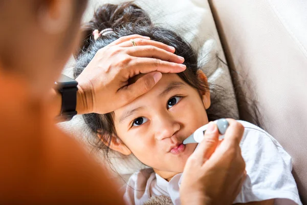 Krankes Kind Mutter Überprüft Temperatur Ihrer Kranken Tochter Mit Digitalem — Stockfoto