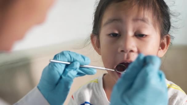Esame Salute Dei Bambini Dentali Medico Esamina Cavità Orale Del — Video Stock