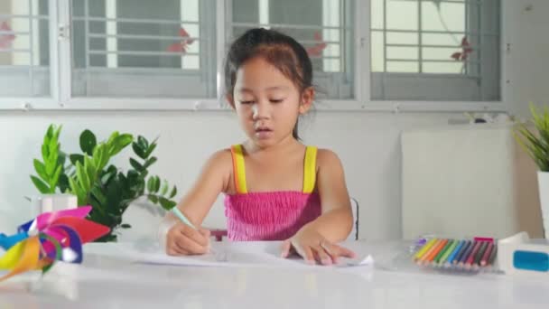 Child Little Girl Drawing Cartoon Paper Paint Color Asian Cute — Stock videók
