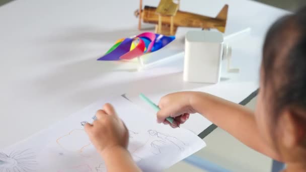 Niño Niña Dibujo Dibujos Animados Papel Antes Pintar Color Asiático — Vídeo de stock