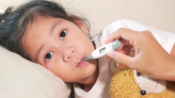 Hasta Çocuk Anne Babası Hasta Kızının Sıcaklığını Kontrol Ediyor Ağzı — Stok video