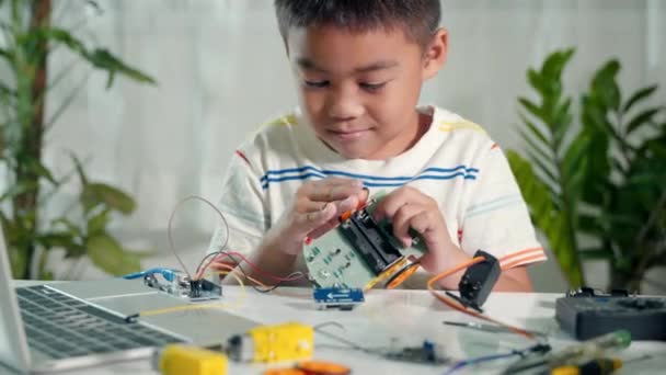 Μικρό Παιδί Προσπαθεί Συγκεντρώσει Build Wheel Car Toy Ασιατικό Παιδί — Αρχείο Βίντεο