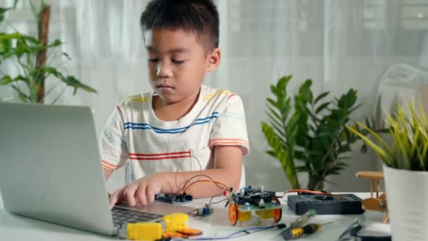 Asian Kid Boy Learns Coding Programming Laptop Arduino Robot Car — Stockvideo