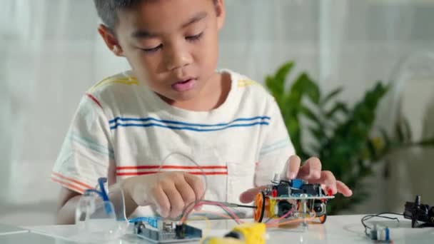Little Child Trying Assemble Build Wheel Car Toy Asian Kid — Vídeo de Stock