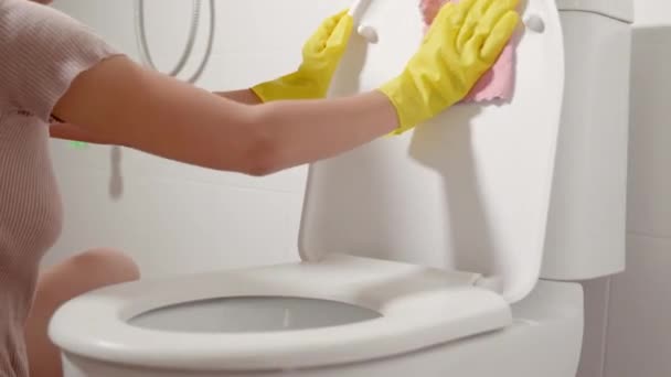 Kobieta Sprzątanie Deski Klozetowej Przez Różowy Tkaniny Wycierać Toaletę Kobieta — Wideo stockowe