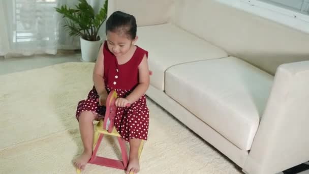 Asiático Bonito Menina Balançando Equitação Brinquedo Cavalo Sorrindo Criança Jogando — Vídeo de Stock