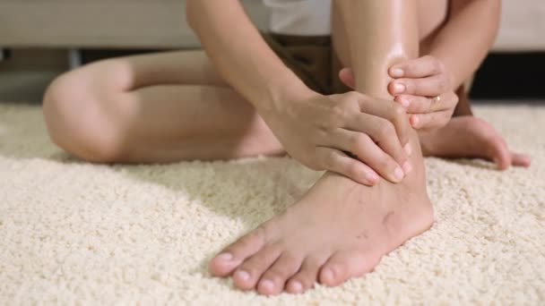 Fußschmerzen Hält Frau Ihre Knöchelverletzung Gefühl Schmerzen Ihrem Fuß Hause — Stockvideo