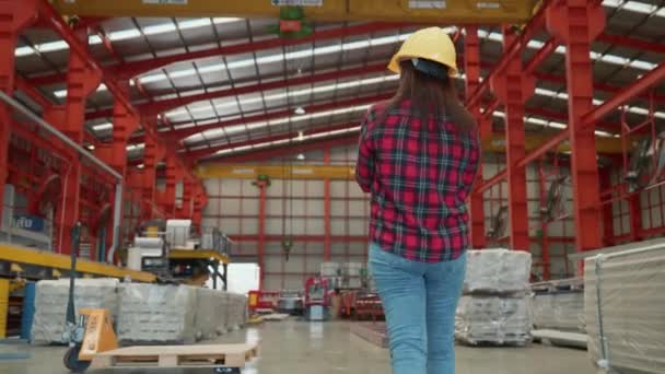 Powrót Profesjonalny Inżynier Przemysłu Ciężkiego Kobieta Pracownik Noszenia Kasku Bezpieczeństwa — Wideo stockowe