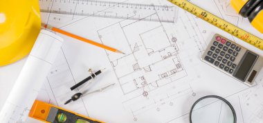 Mimari proje işyeri. Mimarlık bürosundaki masa başında tamir aletleri olan ev planı tasarım kağıtlarının üst görünümü, Mühendislik mimari tasarım araçları konsepti