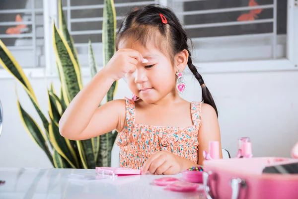 Asiatiska Bedårande Rolig Liten Flicka Gör Smink Hennes Ansikte Hon — Stockfoto