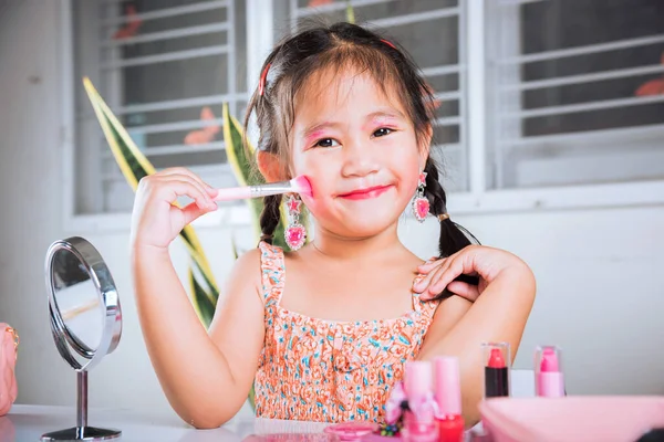 Asiatisk Bedårande Rolig Liten Flicka Att Göra Smink Hennes Ansikte — Stockfoto