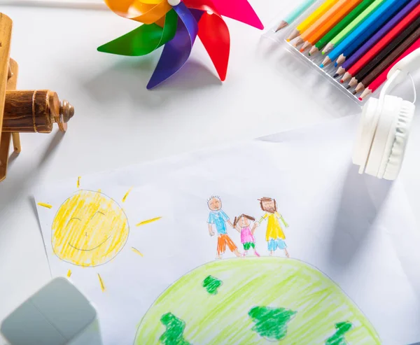 Criança Colorido Desenho Família Segurar Mãos Planeta Terra Papel Branco — Fotografia de Stock