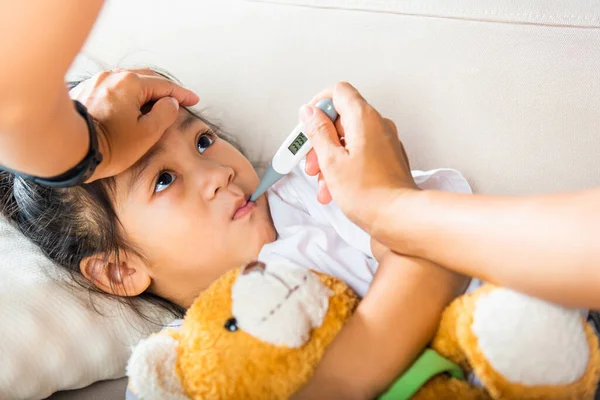 Miúdo Doente Mãe Verificando Temperatura Sua Filha Doente Com Termômetro — Fotografia de Stock