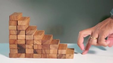 İşletme iki parmak işareti tahta bloklar üzerinde yürümek kariyer basamaklarını tırmanmak için merdiveni tırmanmak basamakları tırmanmak, çöküşü önlemek ya da çarpışma konseptini önlemek için