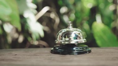 Misafirperver otel. Kahve dükkanındaki müşteri el zili, menüyü almak için çalışanları aradığı için kadın parmağı zile dokunduğu için.