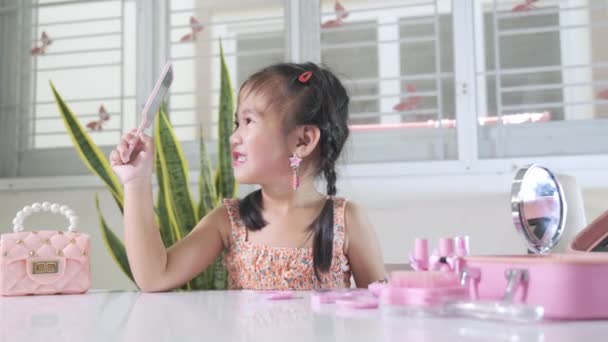 Asiatique Adorable Drôle Petite Fille Faisant Maquillage Son Visage Regardant — Video