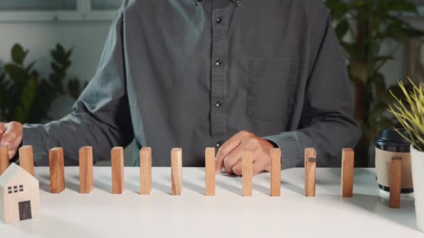 Planowanie Ryzyka Biznesowego Człowiek Strony Podnieść Jeden Bloku Drewna Wielu — Wideo stockowe