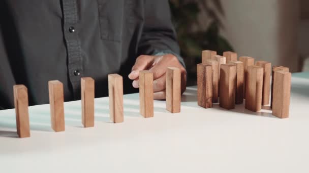 Planejamento Riscos Man Hand Blocks Wood Block Many Row Falling — Vídeo de Stock
