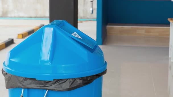 환경의 쓰레기나 쓰레기통을 재활용하는 쓰레기에 플라스틱 물병을 던지는 폐기물 재활용 — 비디오