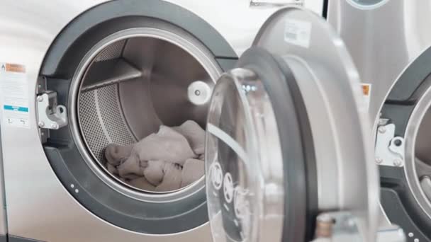 Vrouw Handen Zetten Vuile Kleren Handdoeken Front Load Automatische Wasmachine — Stockvideo