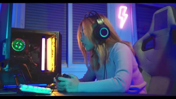 Oyun Bitti Kızgın Asyalı Oyuncu Oyun Kulaklığı Takıyor Bilgisayar Ekranında — Stok video