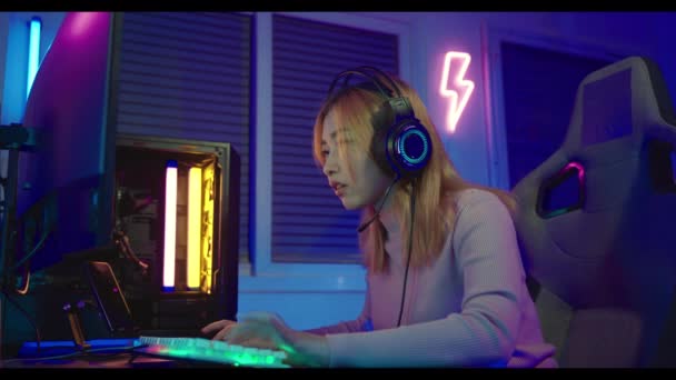 Победа Азиатский Геймер Играющий Онлайн Видеоигру Взволнован Настольном Компьютере Красочные — стоковое видео