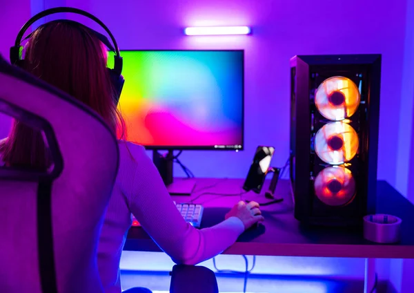 Jogador Profissional Asiático Jogando Videogame Online Computador Desktop Tem Luzes — Fotografia de Stock