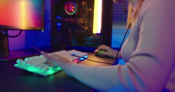 Oyuncuların Elleri Aktif Olarak Renkli Neon Işıklı Tuşlara Basıyor Kadın — Stok video