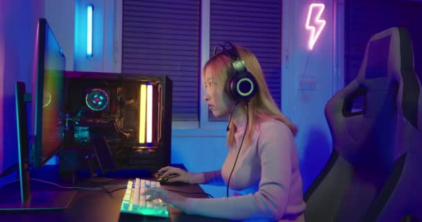 Masaüstü Bilgisayarında Çevrimiçi Video Oyunu Oynayan Asyalı Profesyonel Oyuncu Renkli — Stok video