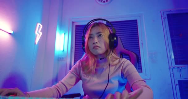 Jovem Mulher Usando Headphones De Jogos Pretende Fazer Jogar Jogos De  Transmissão Ao Vivo On-line Em Casa, Happy Gamer Empreitada Joga Torneio De  Jogos De Vídeo Online Com Luzes De Néon De