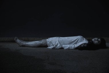 Kadın hayalet onu korkutur ve uyur, korkunç kadın şeytani saçtır, yüzünü karanlık eve kapat, Cadılar Bayramı konseptin kutlu olsun.