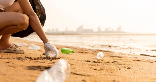 Donna Volontaria Raccogliendo Bottiglia Plastica Sacchetto Plastica Spazzatura Nero Pulizia — Foto Stock