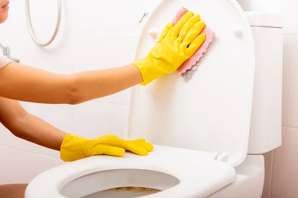 Las Manos Mujer Asiática Limpiando Asiento Del Inodoro Con Paño —  Fotos de Stock