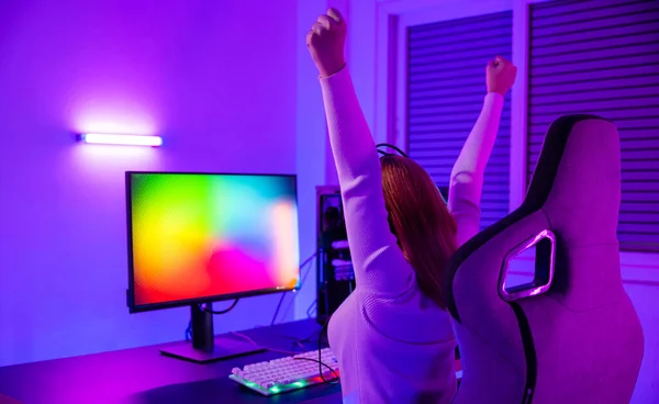 Ganar Victoria Jugador Asiático Que Juega Videojuego Línea Excitado Computadora — Foto de Stock