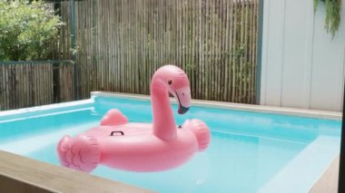 Yüzme havuzunda pembe şişirilebilir flamingo plastik, havuz aksesuarı parti için yüzer, moda yaz tatili hissi konsepti
