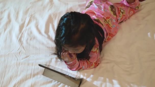 Παιδί Βλέποντας Βίντεο Και Κινούμενα Σχέδια Απευθείας Σύνδεση Στην Κρεβατοκάμαρα — Αρχείο Βίντεο