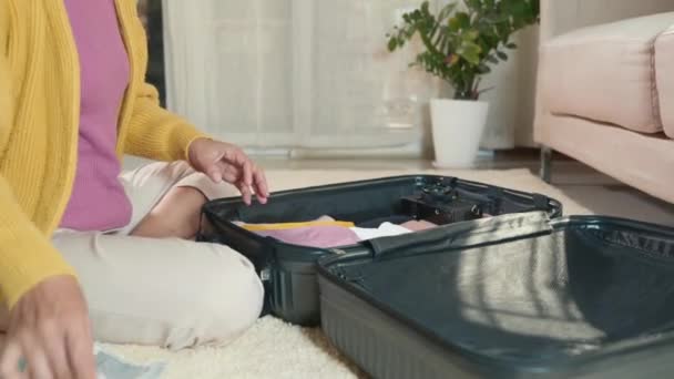 准备在新的正常的旅行 妇女在行李中包装新的旅程 在家里准备旅行箱 在检疫后旅行 验尸大流行的概念 — 图库视频影像