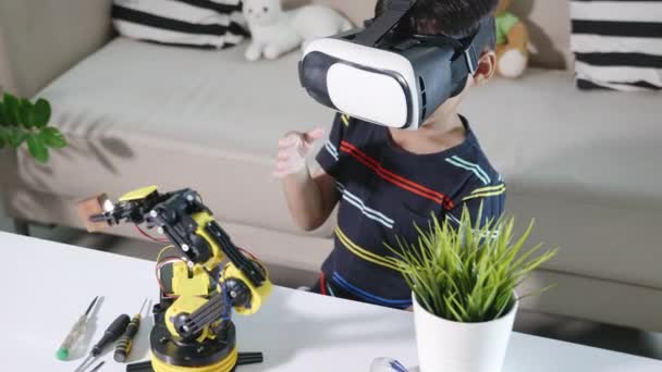 Virtual Reality Simulator Asian Kid Boy Using Glasses Robotic Arm — Vídeo de Stock