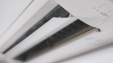 Klimayı salla, yeni sistemi soğut, enerji tasarrufu yap, soğutma cihazı oda duvarında çalışıyor, klimayı çalıştır ve sonlandır.