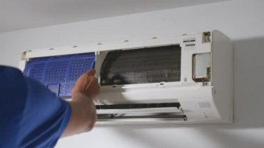 Temiz filtreyi havalandırmaya yerleştiren teknisyen, temizlik sonrası hava filtresi takan adam bakımı, temizlik ve onarım için çalışan, sağlıklı yaşam için toz ve kir