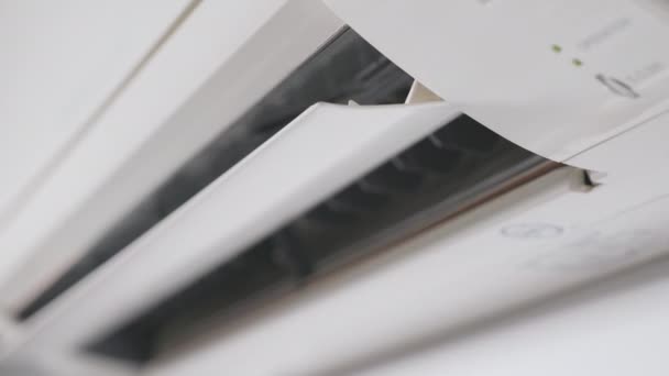 摆动空调机冷却新鲜系统活化节能 冷却装置在房间壁面上工作 空调机的启动和结束工作 — 图库视频影像