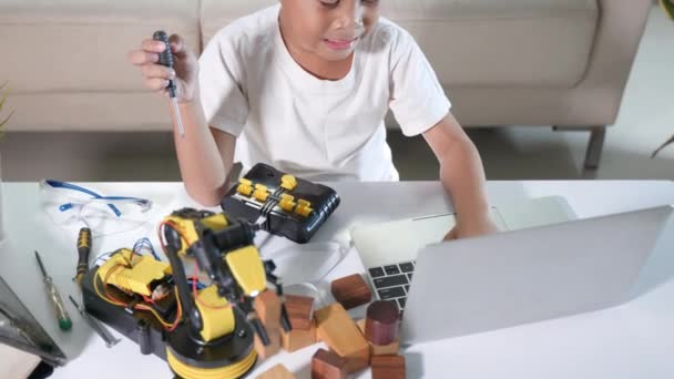 Happy Asian Little Kid Boy Using Screwdriver Fixes Screws Robotic — Vídeo de Stock