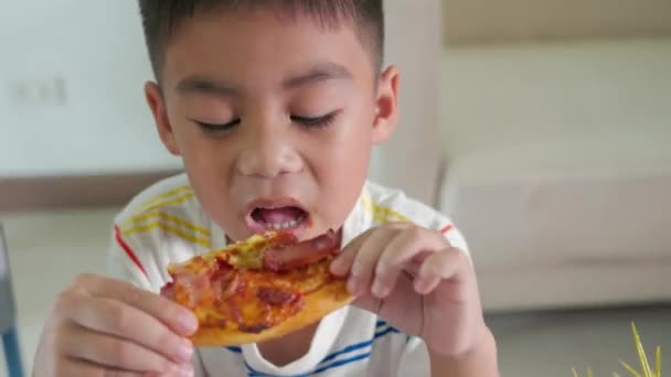 Happy Asian Kleine Jongen Jaar Zitten Eten Enorme Pizza Tafel — Stockvideo