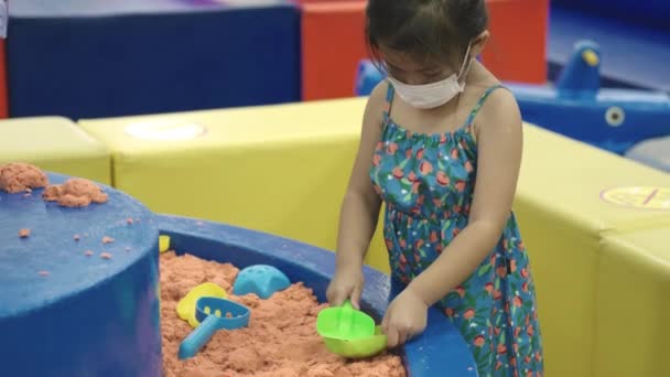 Glückliche Asiatische Kinder Die Spaß Auf Dem Unterhaltungszentrum Hüpfburg Spielen — Stockvideo