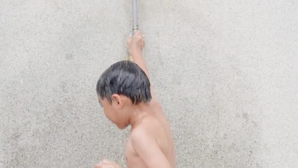 Niño Asiático Que Toma Ducha Complejo Piscina Niño Feliz Después — Vídeo de stock