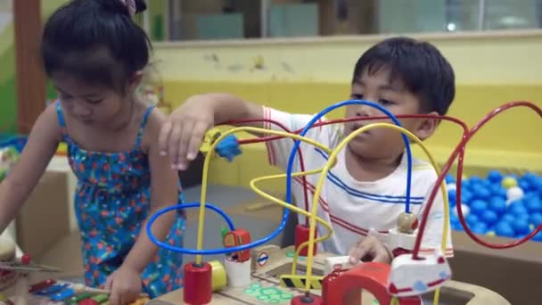Boldog Ázsiai Gyermek Férfi Szórakozás Szórakoztató Központ Játszani Wried Hurok — Stock videók