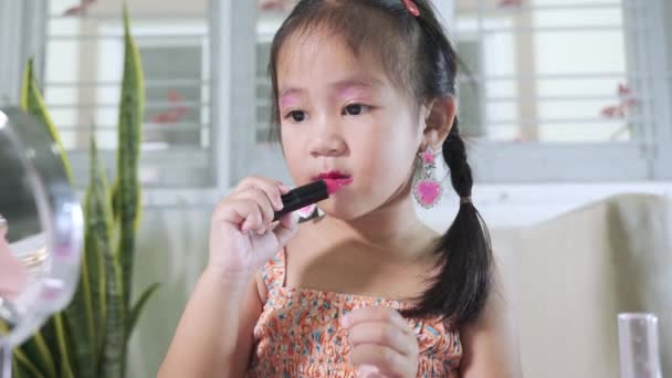 Asiatique Adorable Drôle Petite Fille Faisant Maquillage Son Visage Elle — Video